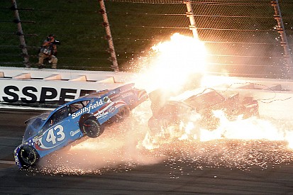 Almirola si è fratturato la vertebra T5 nell'incidente in Kansas