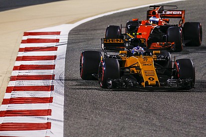 Alonso és Kvyat nagyon csúnyán megetette Palmert: videó