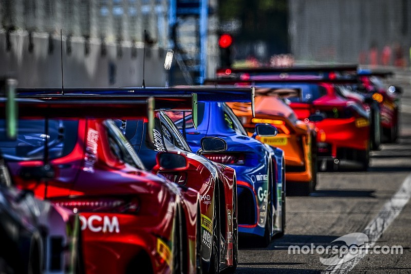 На старте гонки Blancpain произошел массовый завал
