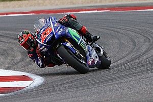 Viñales domina un estrafalario tercer libre con hasta diez caídas