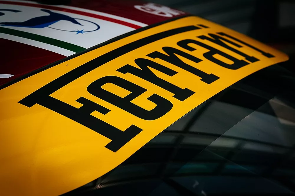 Ferrari-sticker op een voorruit