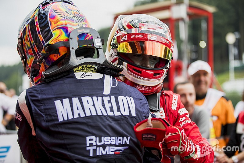 Leclerc e Rowland squalificati, Markelov eredita la vittoria in Gara 1