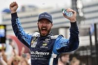 Martin Truex triunfa en Charlotte; Daniel Suárez termina en sexto