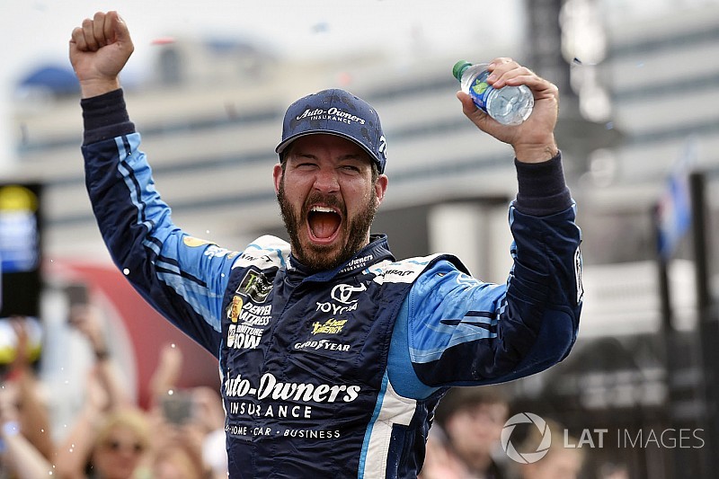 Martin Truex triunfa en Charlotte; Daniel Suárez termina en sexto