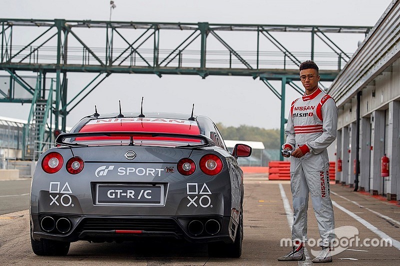 VIDEO: Nissan GT-R pilotado desde un control de PlayStation a 211 km/h
