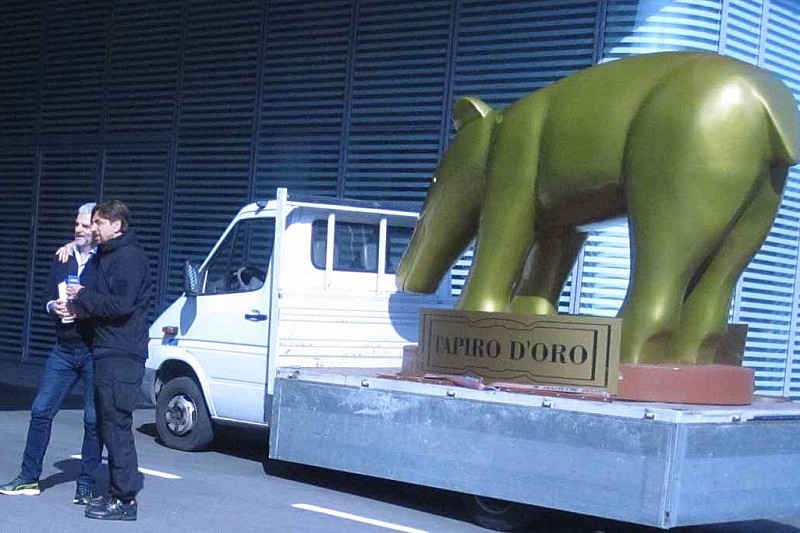 Ferrari: consegnato ad Arrivabene un Tapiro d'oro gigante da Striscia la Notizia