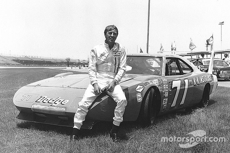 El caso de la misteriosa voz que hizo a un campeón retirarse de NASCAR