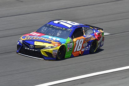 Kyle Busch aparece no fim e conquista vitória inédita
