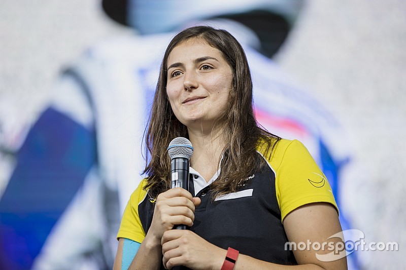 Tatiana Calderon all'ultima gara della Formula V8 3.5 in Bahrain