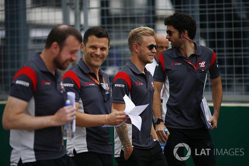 Kevin Magnussen, Haas F1 Team VF-17 camina por el circuito con el equipo