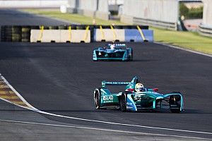 Para pembalap Formula E marah dengan lintasan "berbahaya" Valencia