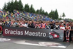 El paddock mantiene un emotivo minuto de silencio por Ángel Nieto