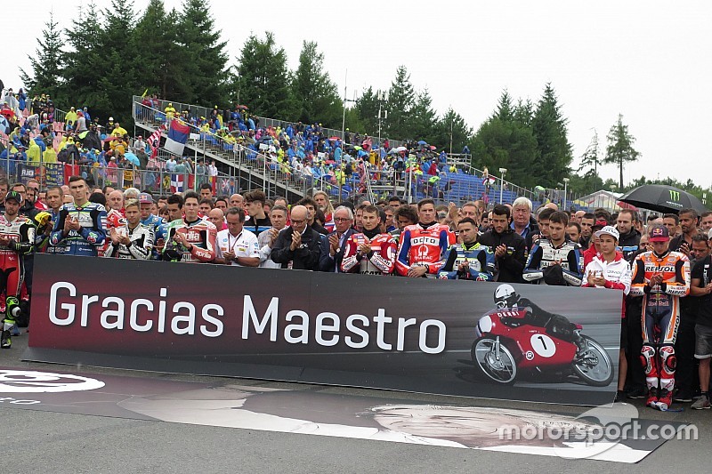 El paddock mantiene un emotivo minuto de silencio por Ángel Nieto