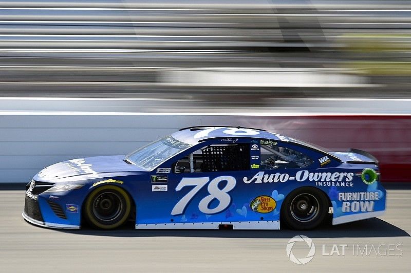 Truex gana una segunda etapa accidentada en Richmond