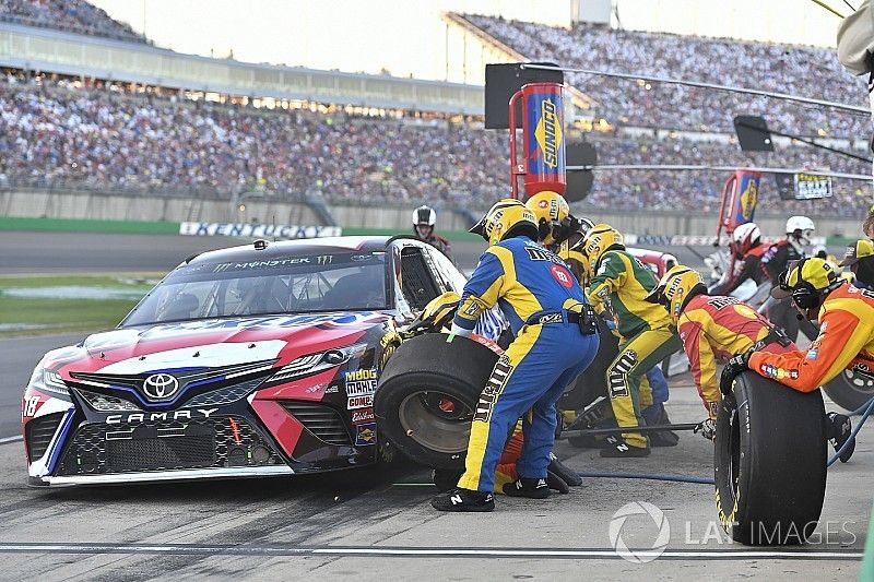 Kyle Busch, Joe Gibbs Racing Toyota makes a pit stop