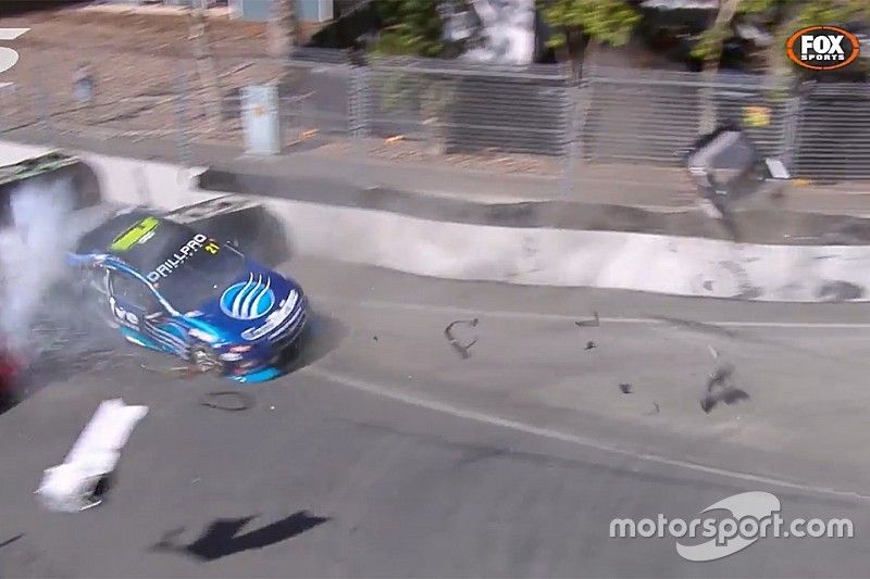 Дебютант Supercars остался без тормозов и расколотил машину: видео