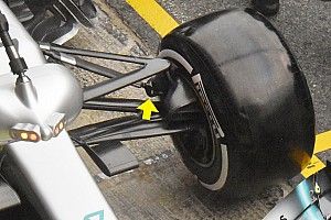 Különleges megoldást gurított a Mercedes a W10 első futóművében