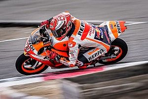 VÍDEO: A uma semana de teste, Márquez volta a andar de moto