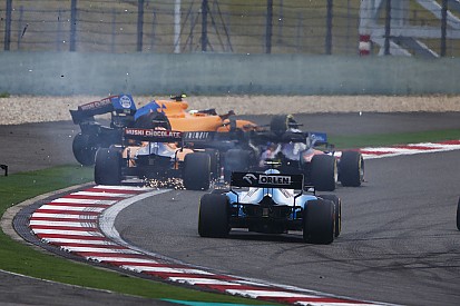 Видео: авария Квята и McLaren на первом круге в Шанхае