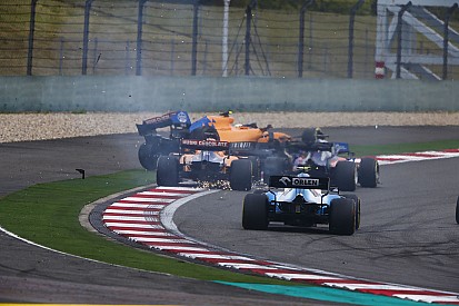 Videón a Kínai Nagydíj rajtbalesete (Kvjat, Norris, Sainz)