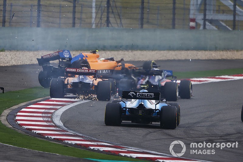 Видео: авария Квята и McLaren на первом круге в Шанхае