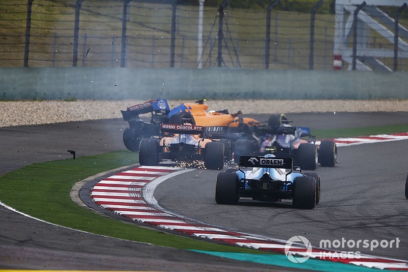Videón a Kínai Nagydíj rajtbalesete (Kvjat, Norris, Sainz)