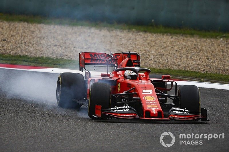 Sebastian Vettel, Ferrari SF90, blocca uno degli pneumatici anteriori