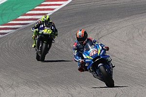 Rins verslaat Rossi voor eerste MotoGP-zege, COTA-koning Marquez crasht