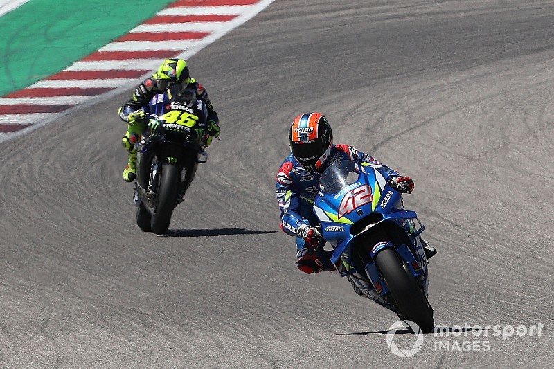 Rins verslaat Rossi voor eerste MotoGP-zege, COTA-koning Marquez crasht