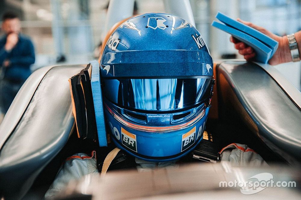 Ajuste del asiento de Fernando Alonso para Indy 500