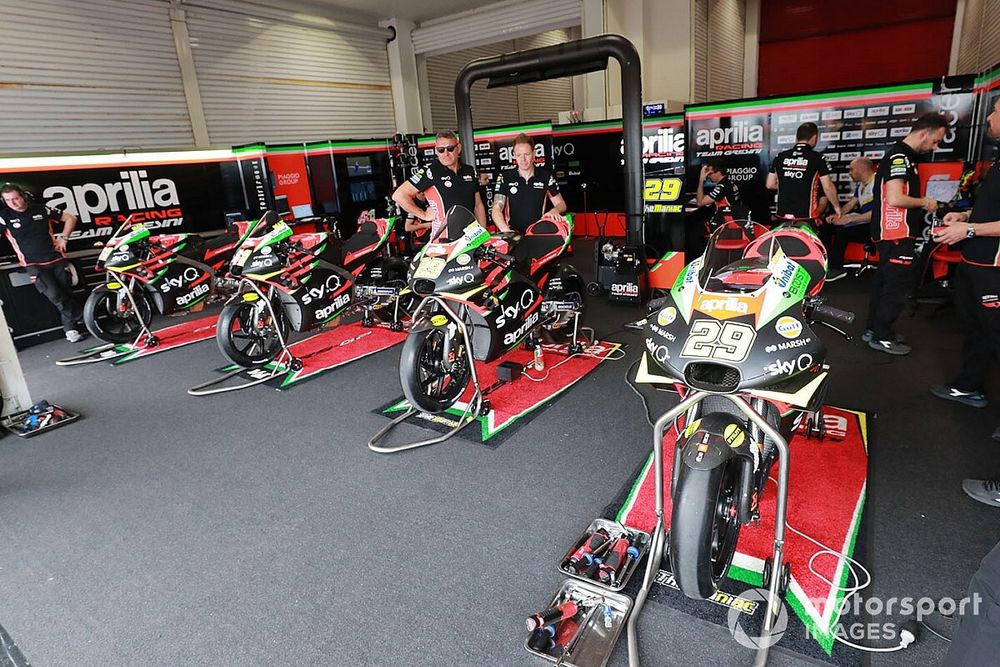 L'ambiance dans le garage Aprilia Racing Team Gresini