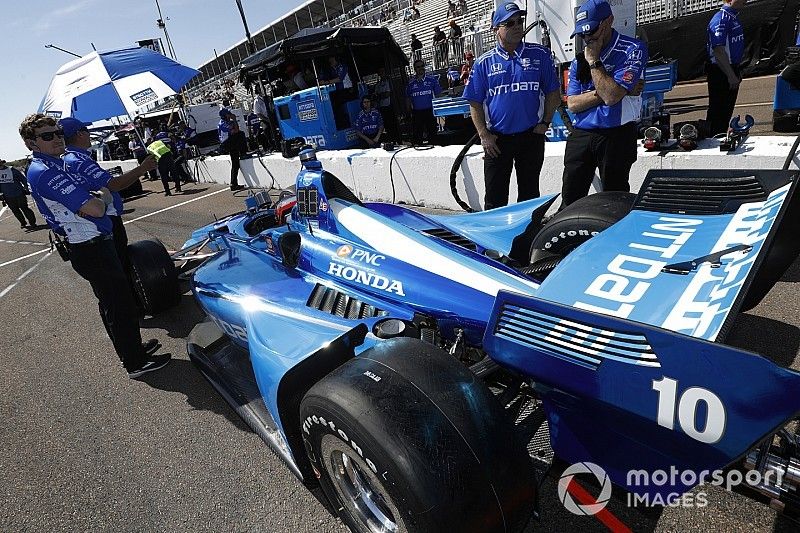 Полгонки рулил одной рукой: дебютант IndyCar впечатлил себя и других