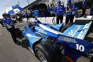 Полгонки рулил одной рукой: дебютант IndyCar впечатлил себя и других