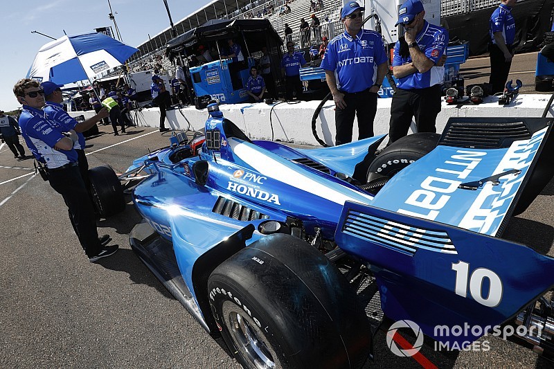 Полгонки рулил одной рукой: дебютант IndyCar впечатлил себя и других