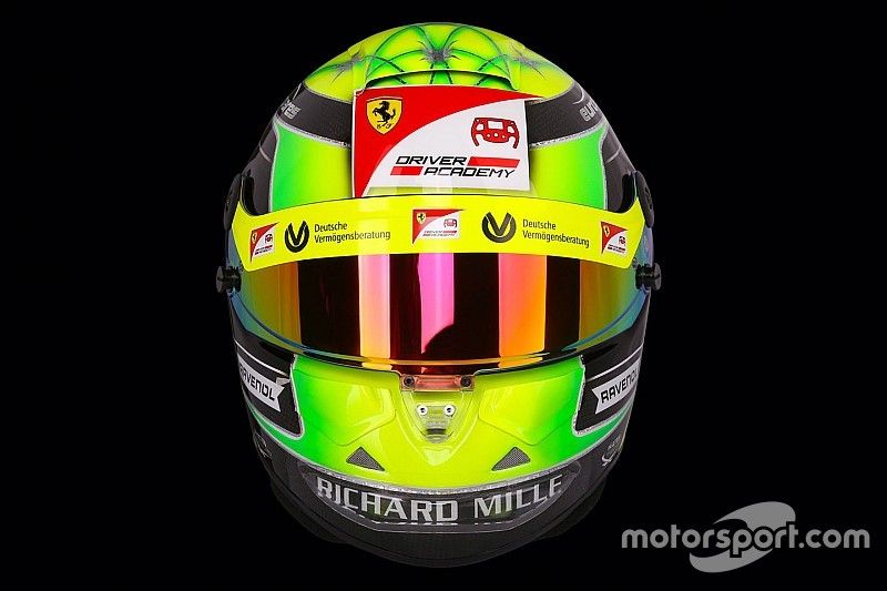 Mick Schumacher présente son casque 2019