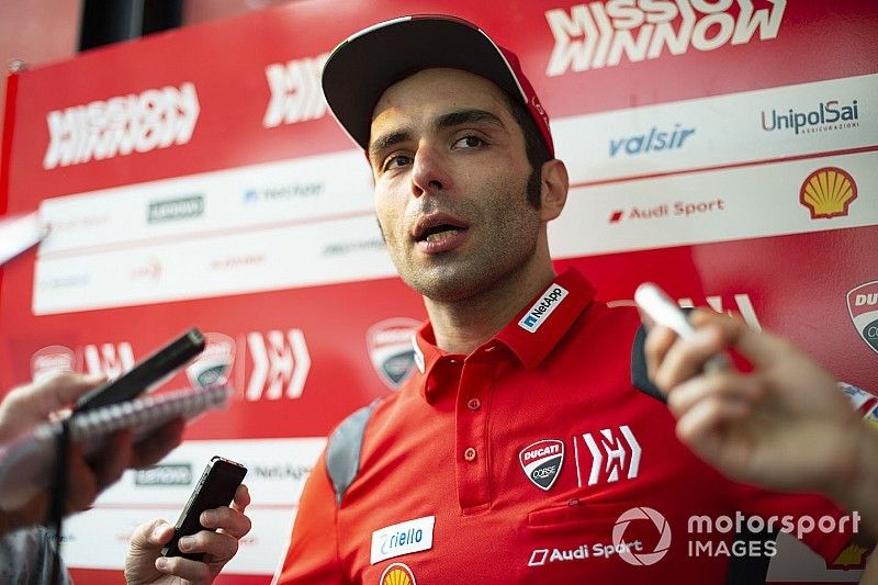 Performa kuat, Petrucci coba realistis
