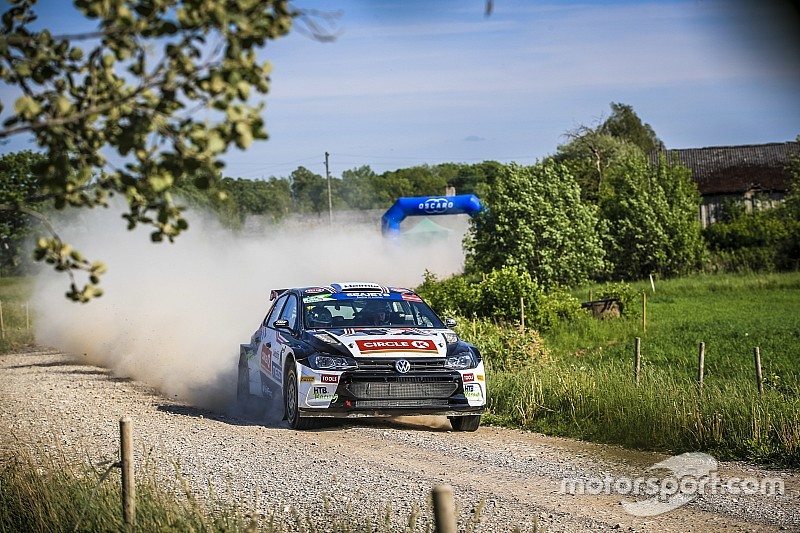 La saetta Oliver Solberg chiude davanti a Lukyanuk l'emozionante Tappa 1 del Rally Liepāja