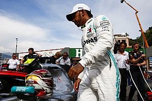 Hamilton ezúttal a két „gyerekéről” posztolt