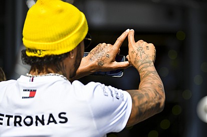 Hamilton ismét megmutatta az izmos és tetovált felső testét