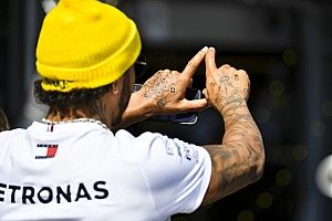 Hamilton ismét megmutatta az izmos és tetovált felső testét