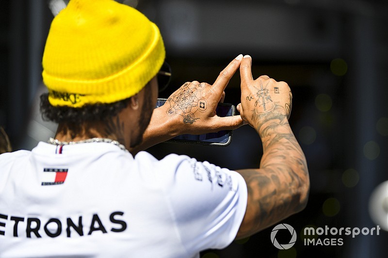 Hamilton ismét megmutatta az izmos és tetovált felső testét