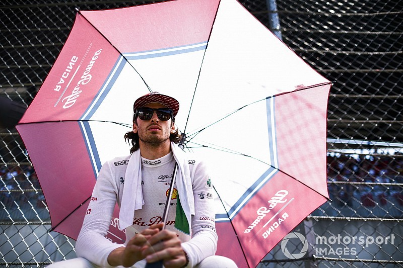 Giovinazzi tem cabelo cortado após conquistar seu primeiro ponto na F1