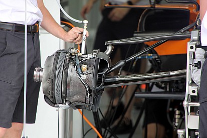 McLaren: ecco la sospensione con il doppio bracket che segue l'idea Mercedes