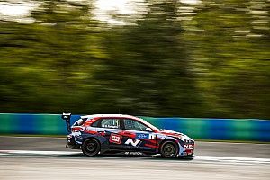 Tarquini gana al tercera carrera del WTCR en Hungría