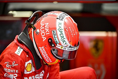 Galería: cascos, alerones y más homenajes a Lauda en Mónaco