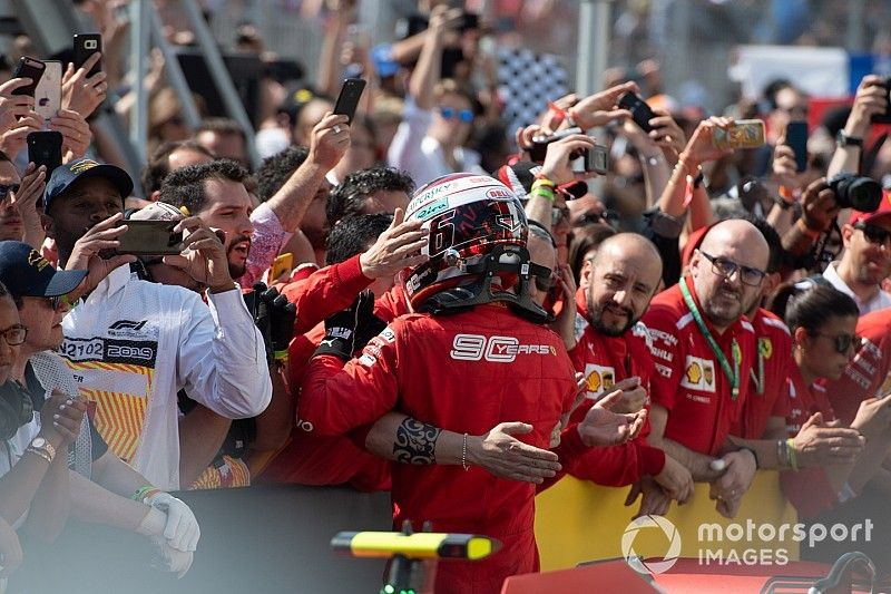 Tercer lugar Charles Leclerc, Ferrari, celebra en Parc Ferme con el equipo 