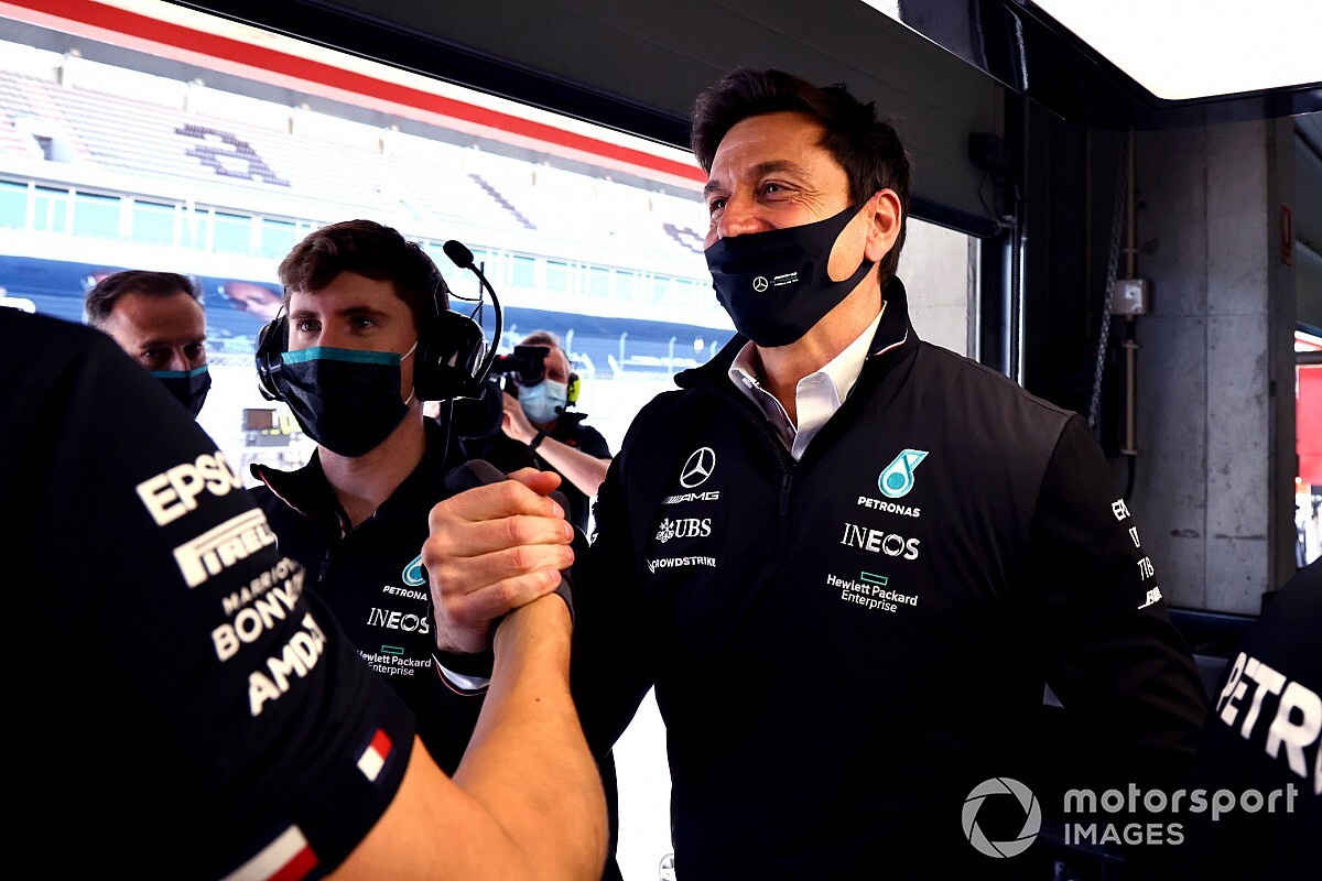 Mercedes not worried about Red Bull's F1 recruitment drive