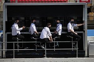Mercedes has "thick skin" to handle Hamilton's F1 radio frustration