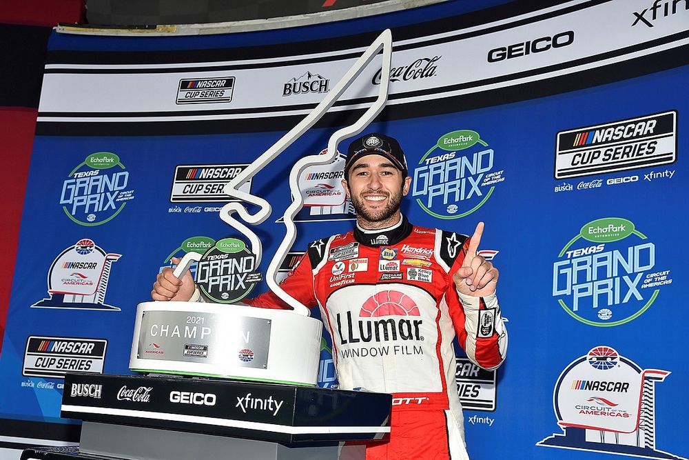 Race winner Chase Elliott, Hendrick Motorsports, Chevrolet Camaro LLumar