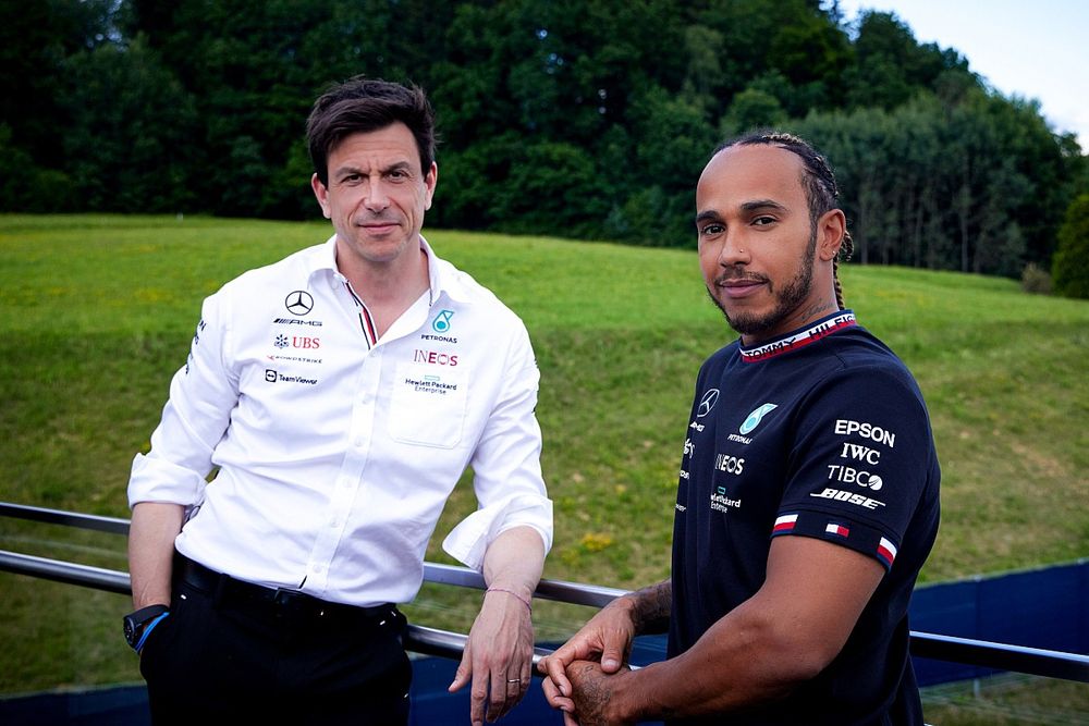 Mercedes: “No distractions” from Hamilton F1 contract amid title fight